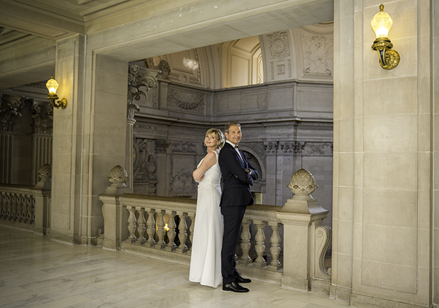stilvoll im Ausland heiraten: Hochzeit in deutsch mit Hochzeitsfotos in der City Hall in San Francisco ist nicht so teuer